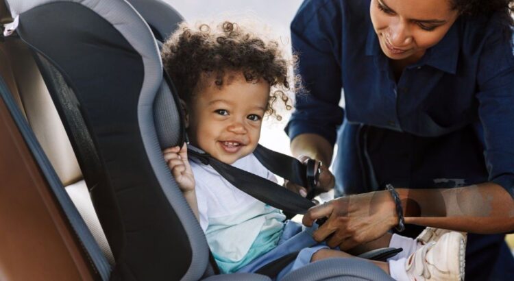 Le siège auto est un accessoire garant de la sécurité des enfants au lors des trajets en voiture ou sur une poussette. Il les met dans les bonnes conditions et les protège contre les collisions en réduisant l'impact des chocs. En tant de que parents.